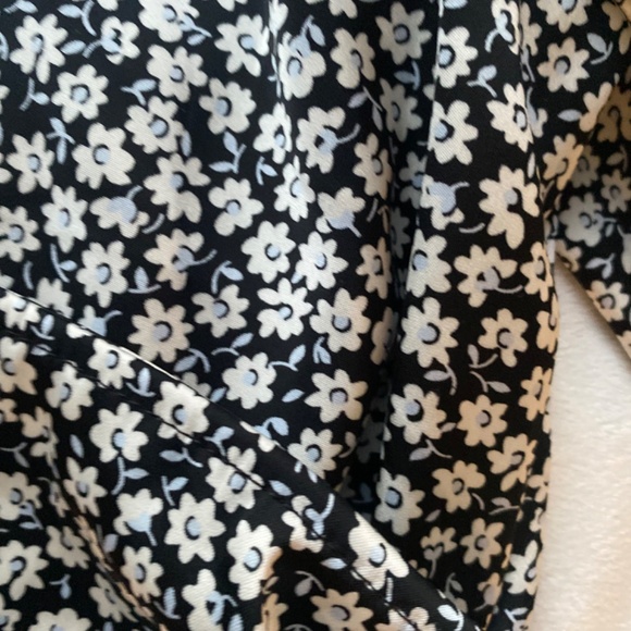Black and white floral daisy Zara long sleeve blouse - Picture 4 of 8